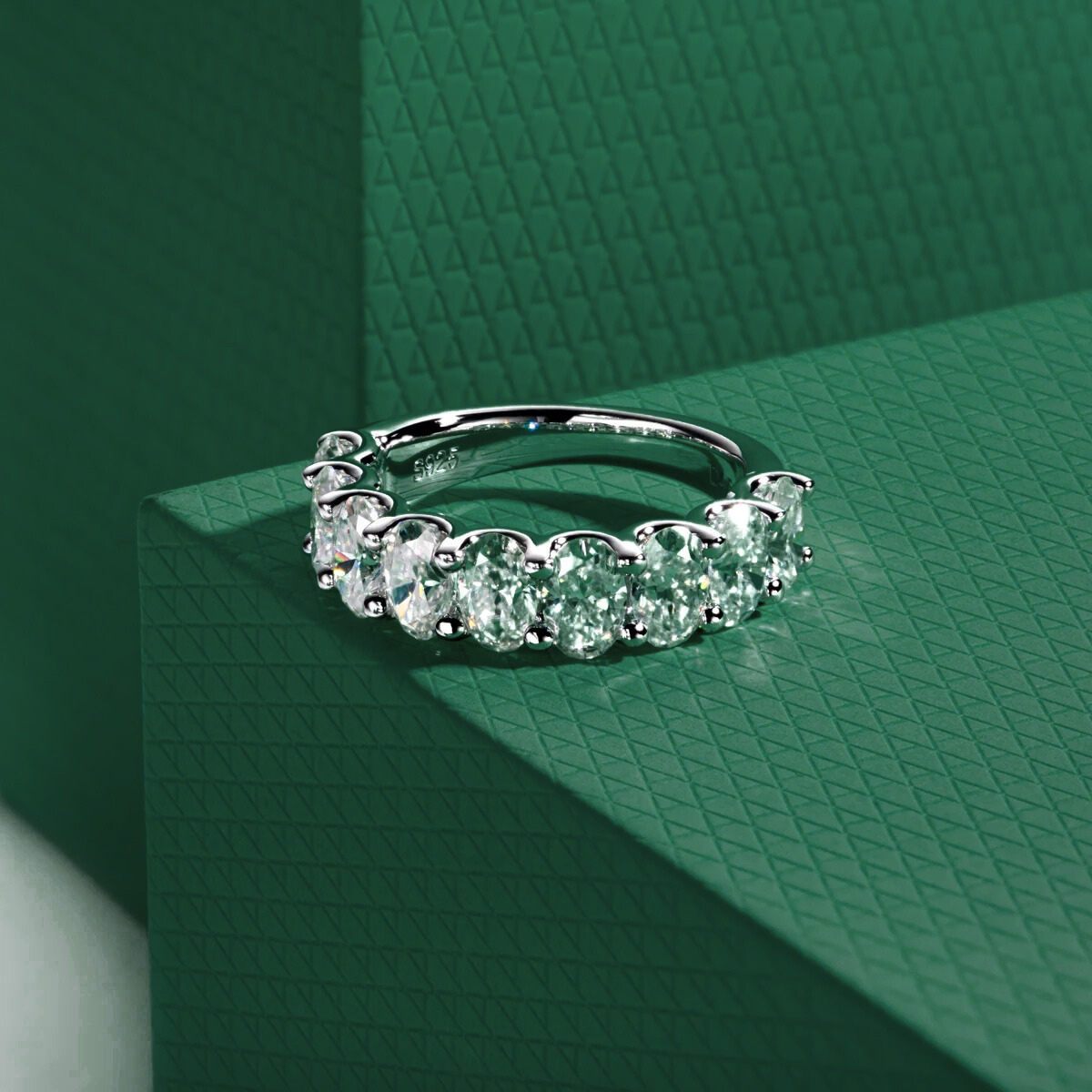 Meia Aliança Oval Moissanite