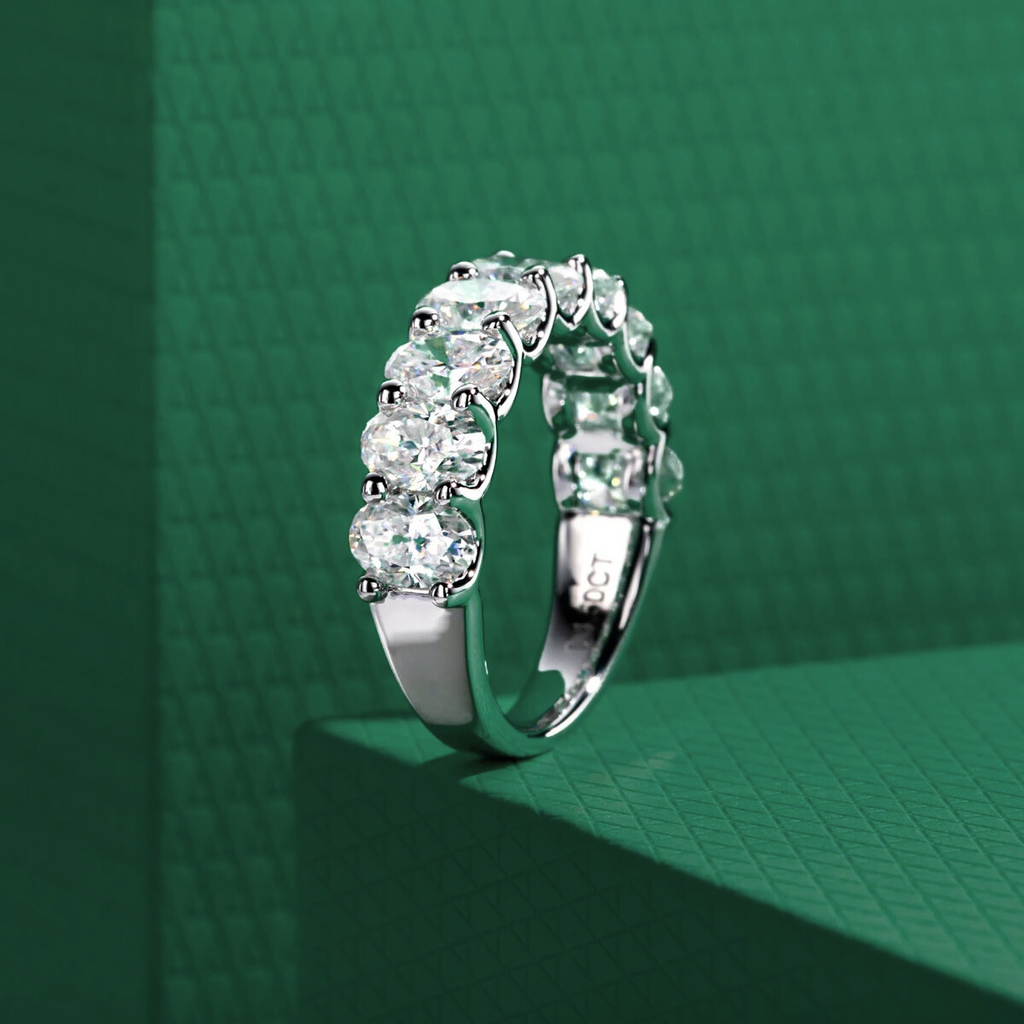 Meia Aliança Oval Moissanite