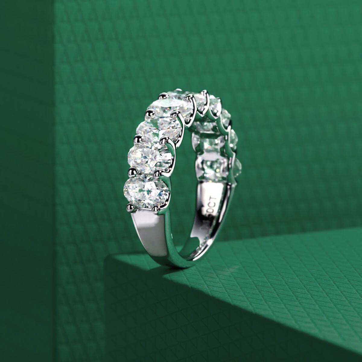 Meia Aliança Oval Moissanite