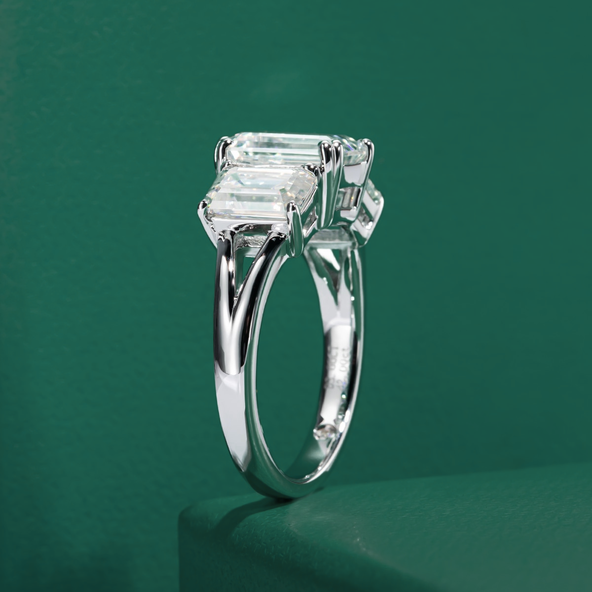 Anel Trilogy Esmeralda Moissanite