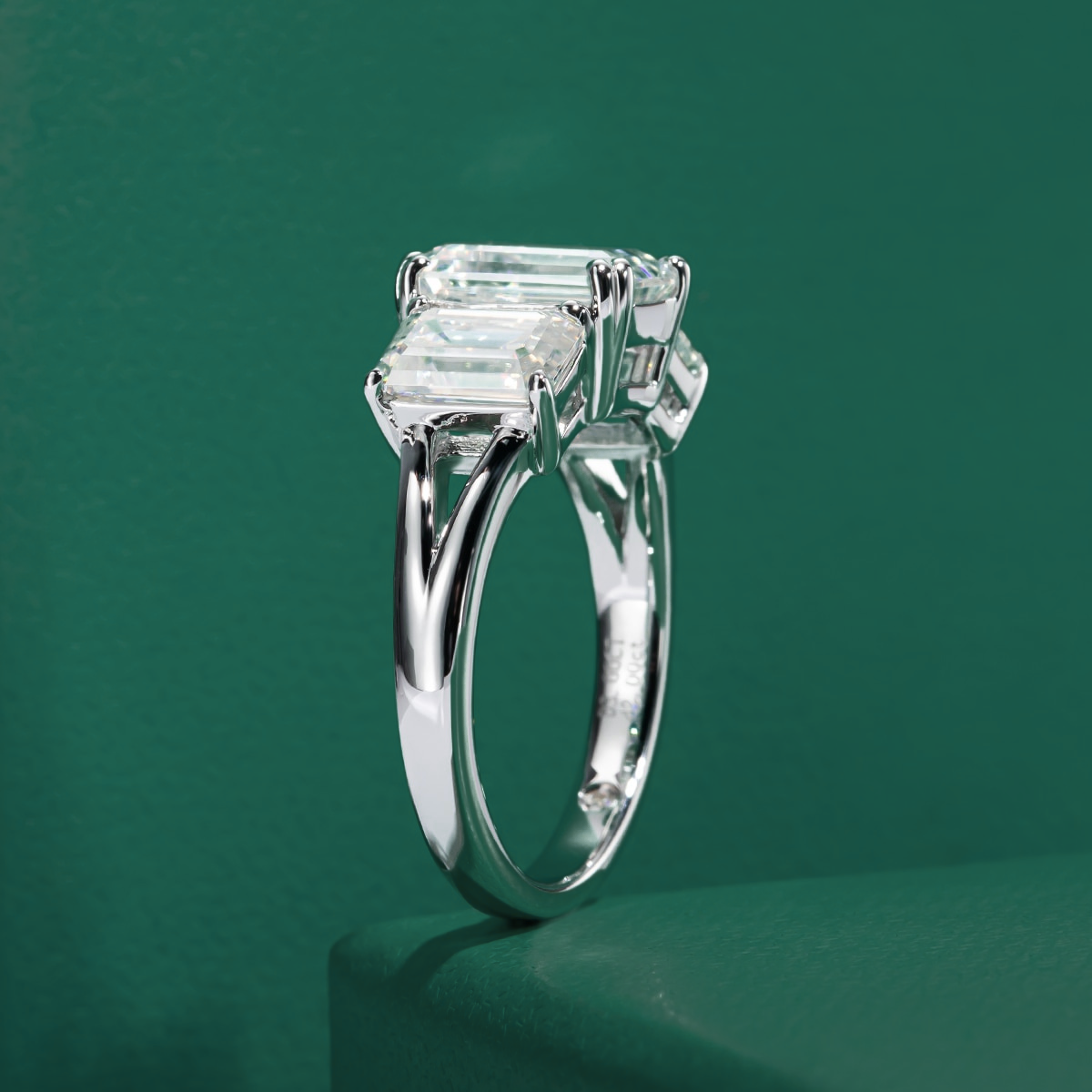 Anel Trilogy Esmeralda Moissanite Anel Solitário