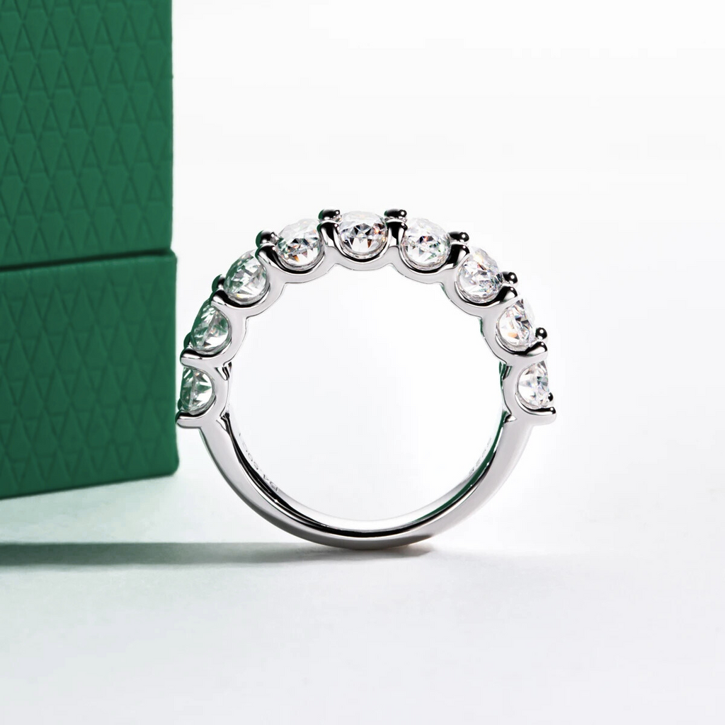 Meia Aliança Oval Moissanite