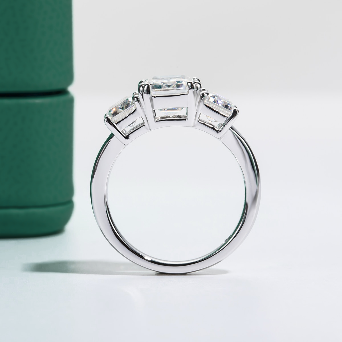 Anel Trilogy Esmeralda Moissanite Anel Solitário