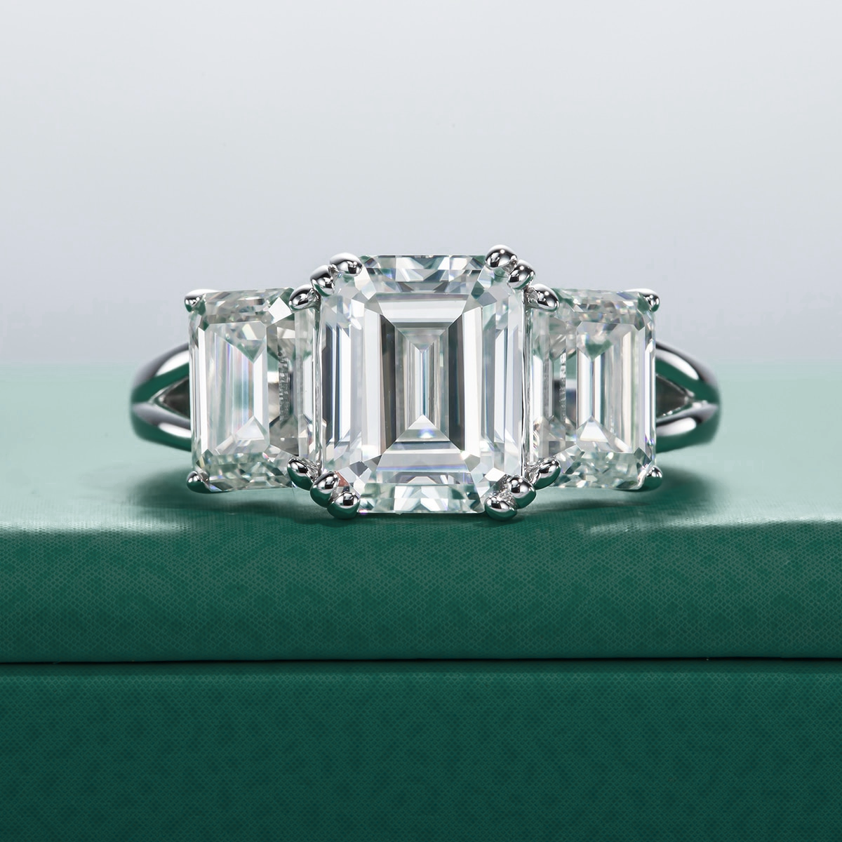 Anel Trilogy Esmeralda Moissanite 12 Anel Solitário
