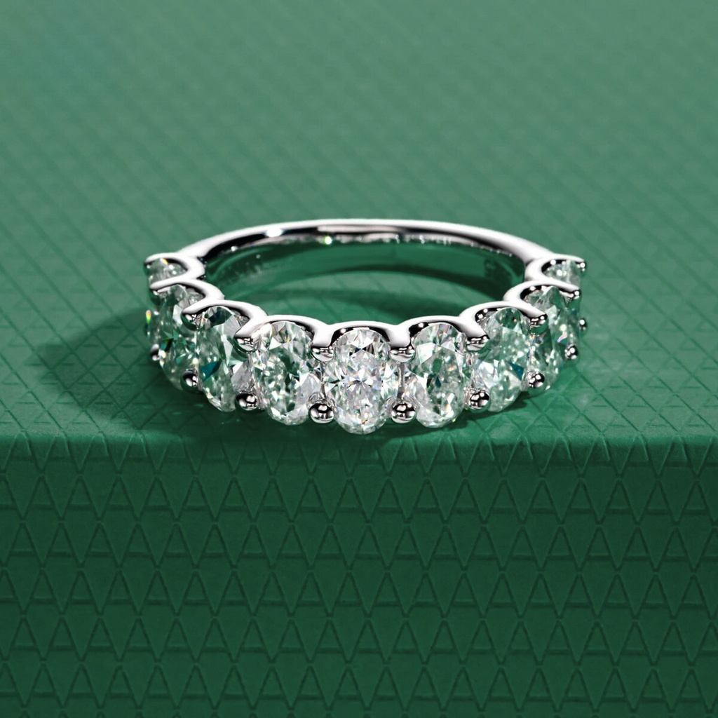 Meia Aliança Oval Moissanite