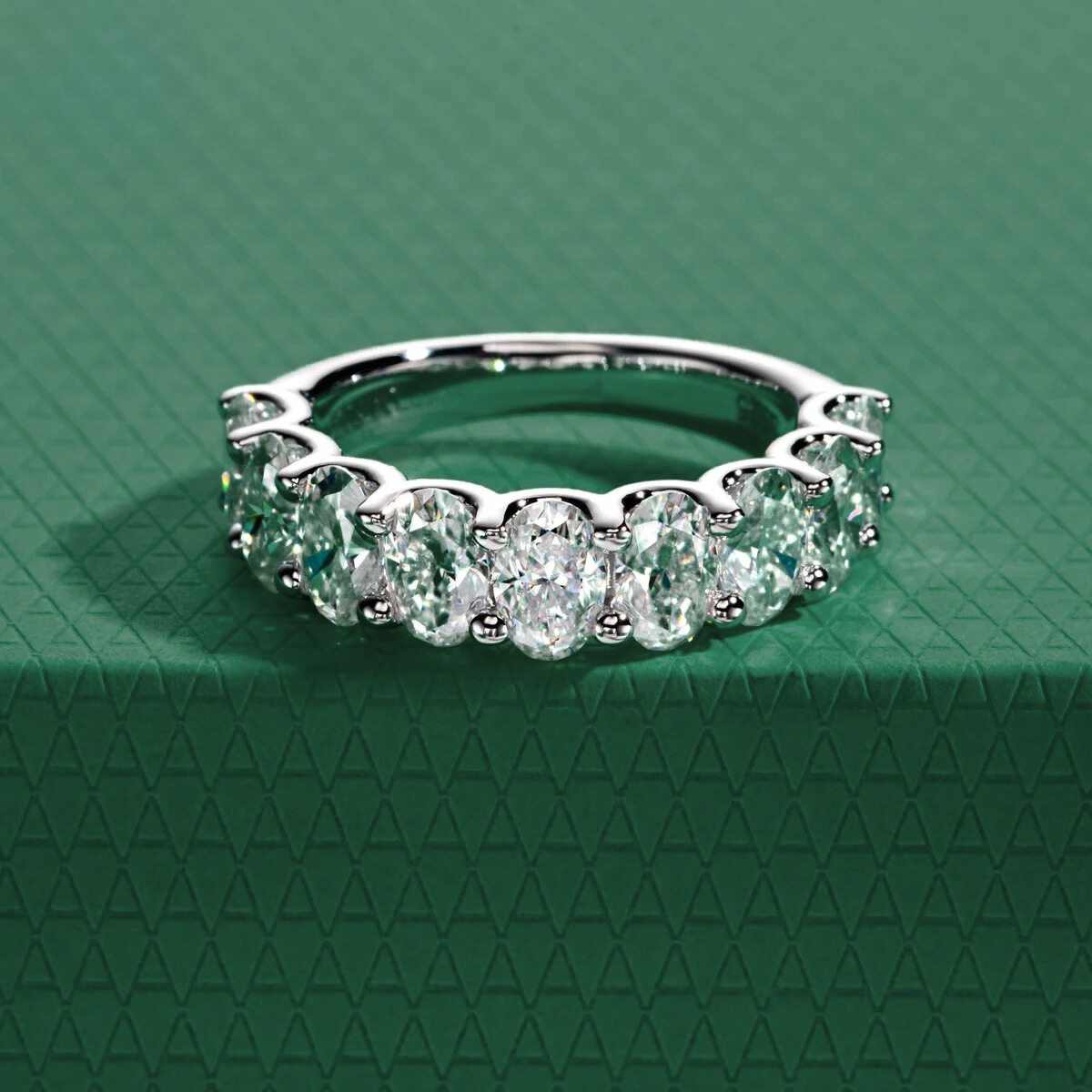 Meia Aliança Oval Moissanite