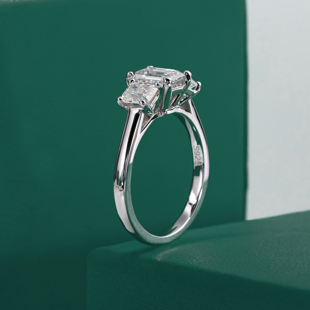 Anel Trilogy Esmeralda Slim Moissanite Anel Solitário