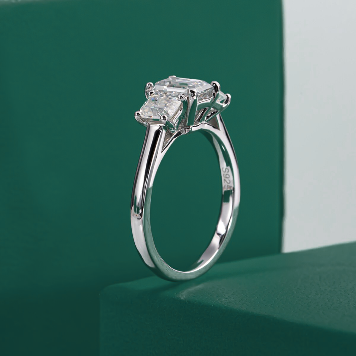 Anel Trilogy Esmeralda Slim Moissanite Anel Solitário