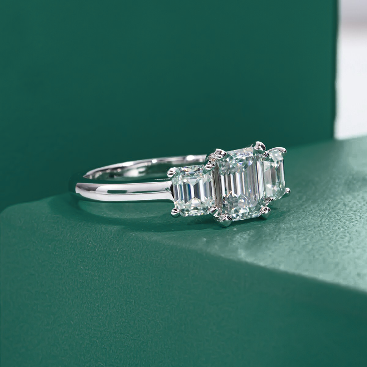 Anel Trilogy Esmeralda Slim Moissanite Anel Solitário