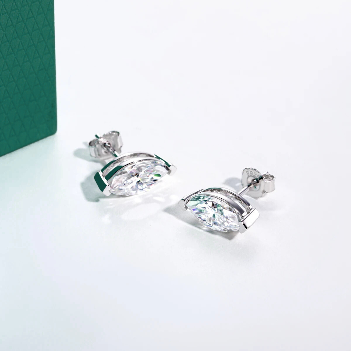 Brinco Navete Moissanite