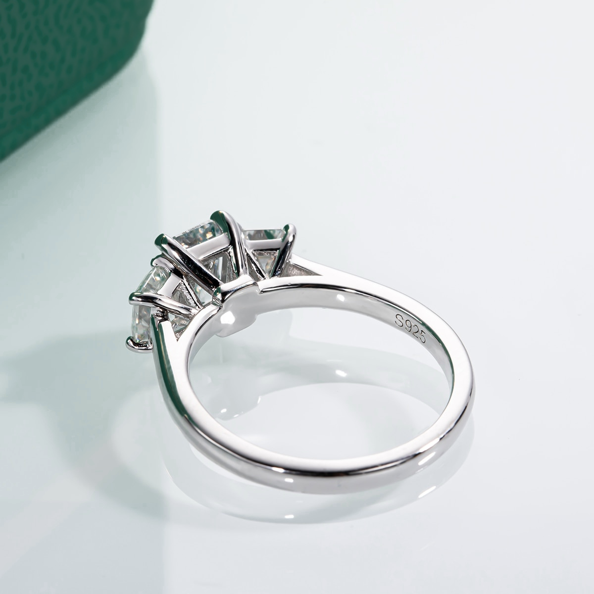 Anel Trilogy Esmeralda Slim Moissanite Anel Solitário