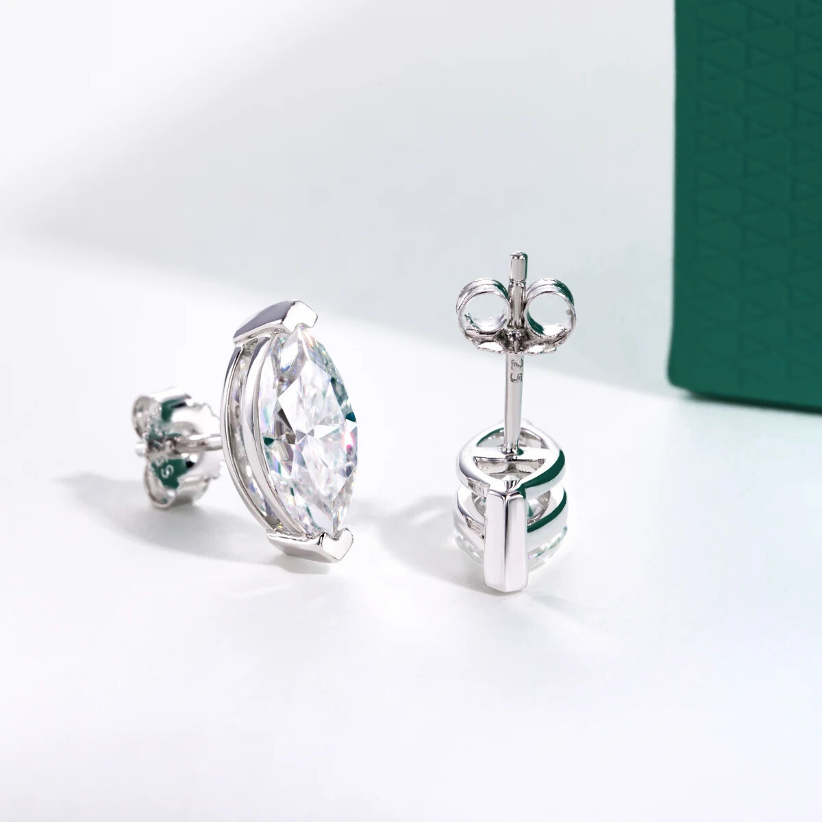 Brinco Navete Moissanite