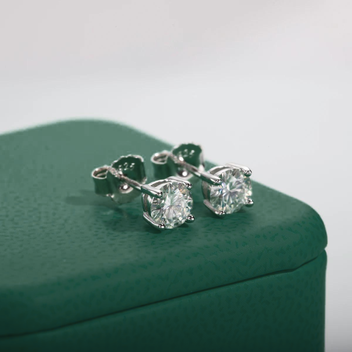 Brincos 4mm Moissanite 0.3ct (4mm) Brincos