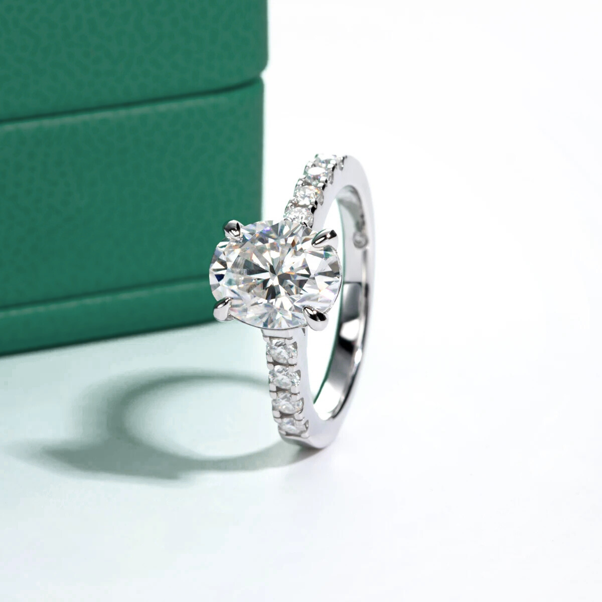 Anel Lucienne Oval Moissanite Anel Solitário