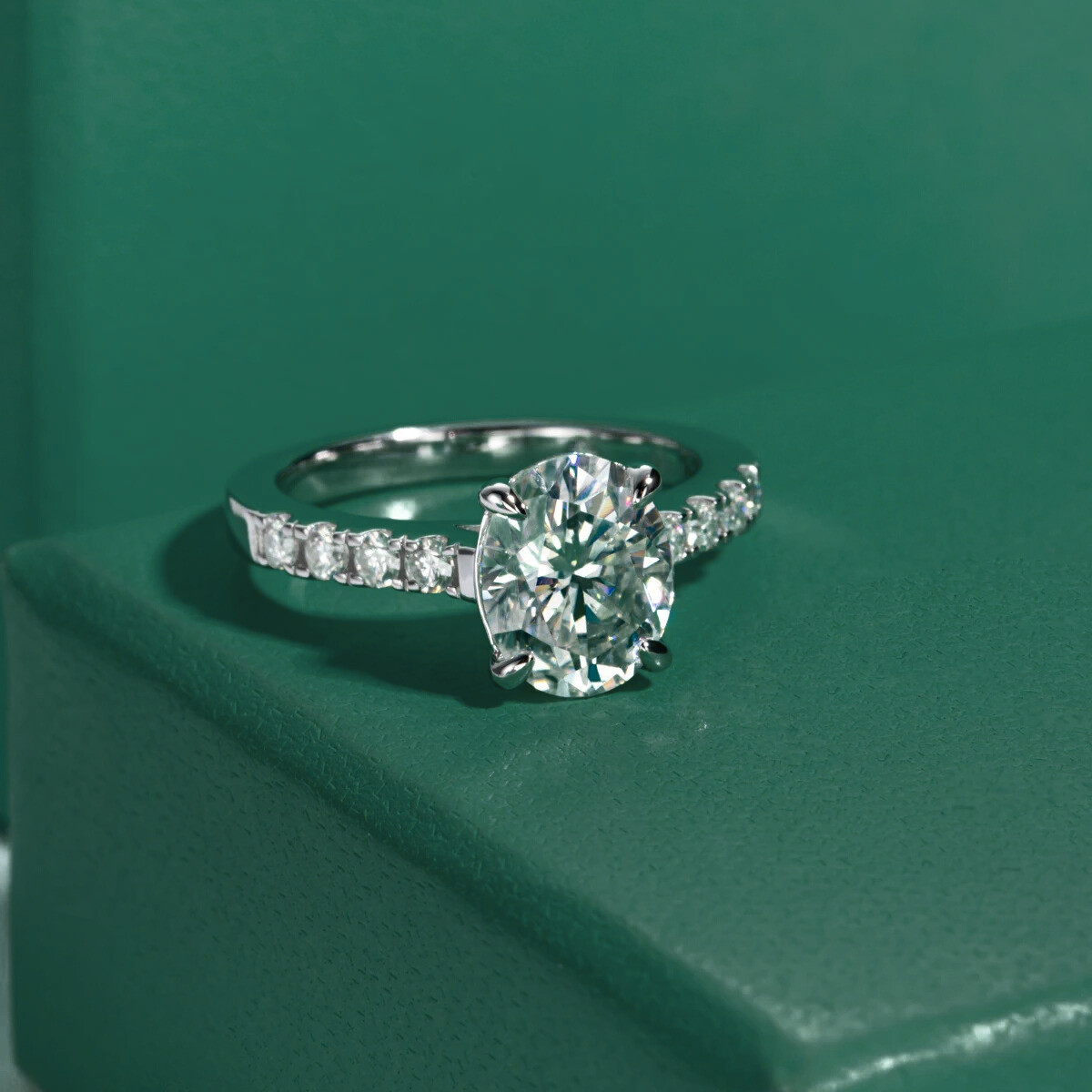 Anel Lucienne Oval Moissanite Anel Solitário