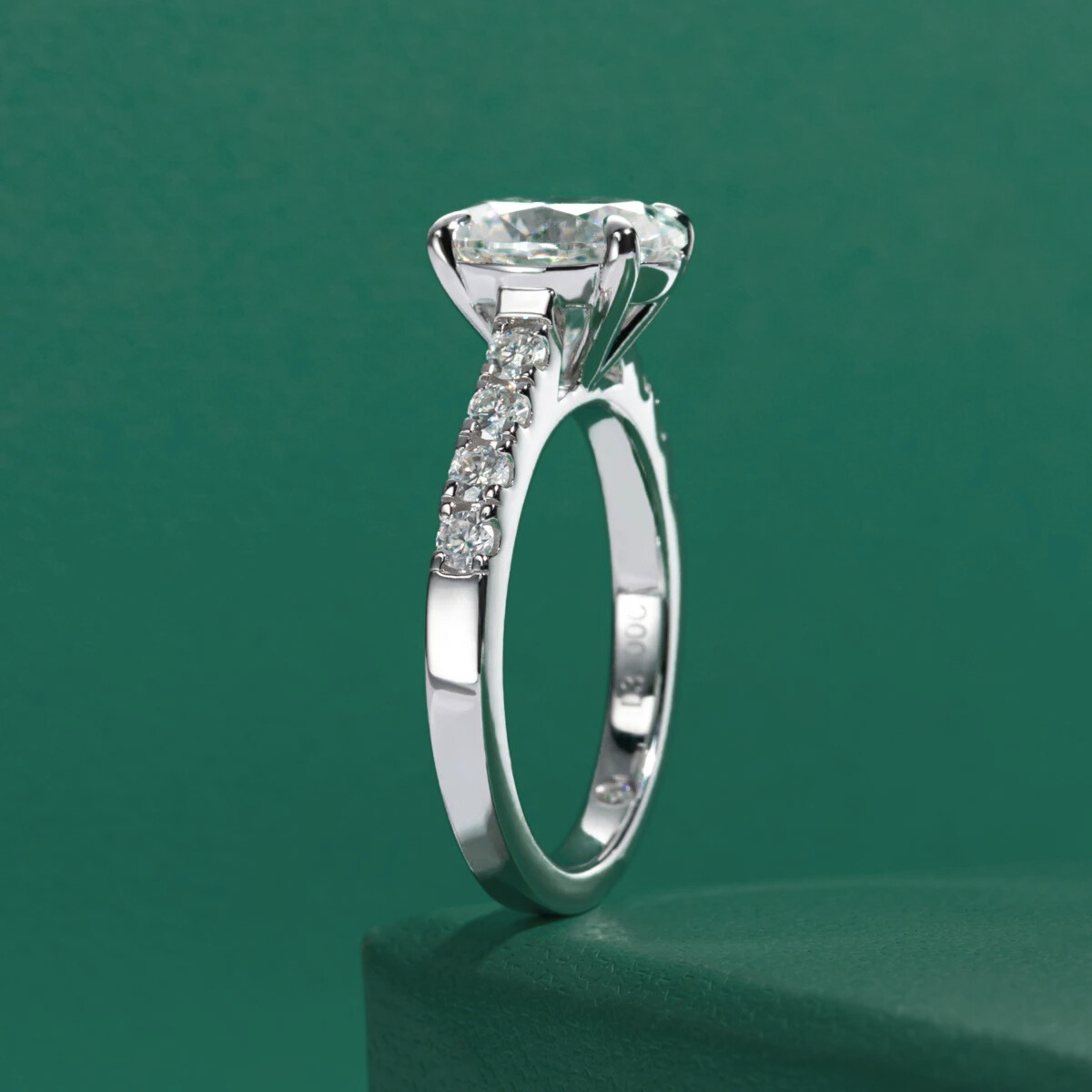Anel Lucienne Oval Moissanite Anel Solitário