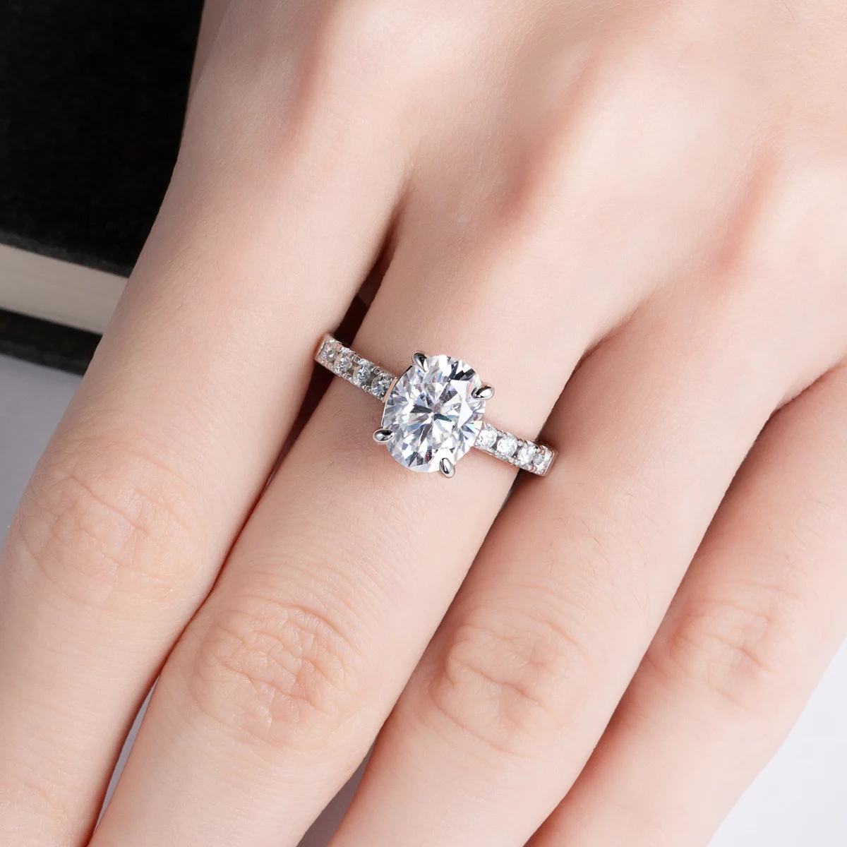 Anel Lucienne Oval Moissanite Anel Solitário