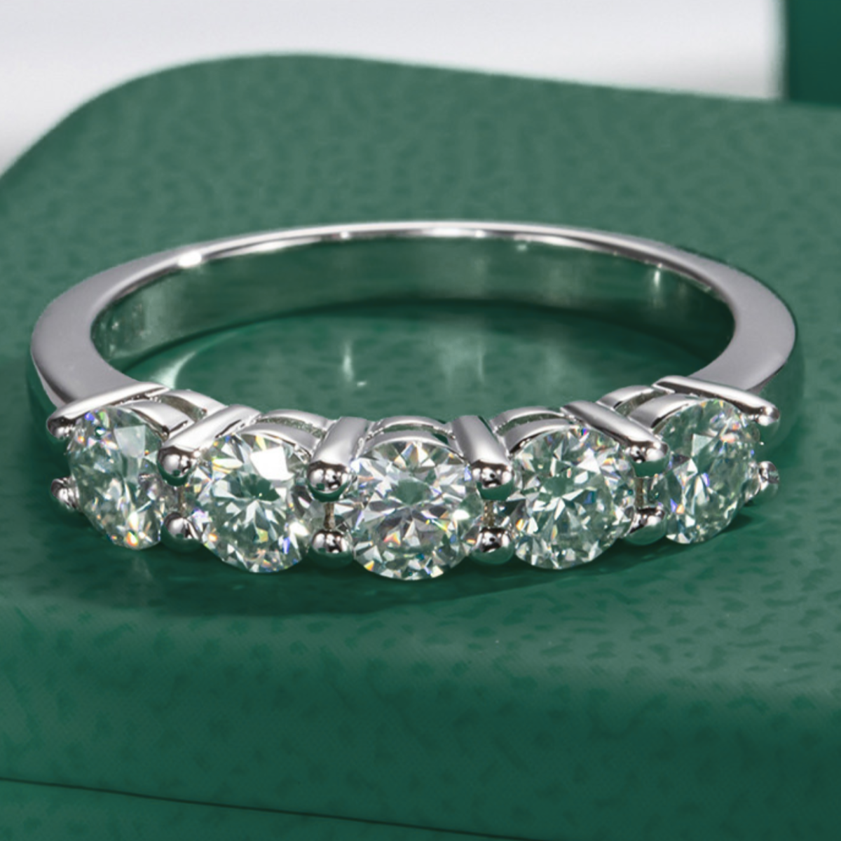 Meia Aliança 150 Pontos Moissanite 10 / Prata 925 com banho de ouro branco 18k Meia Aliança