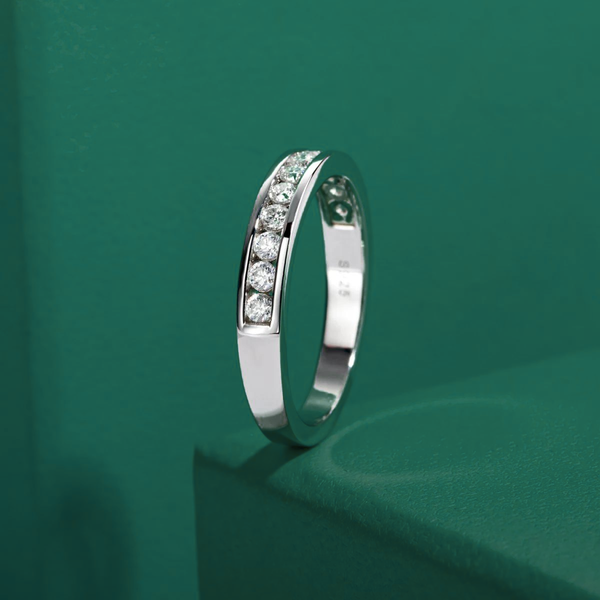 Meia Aliança Channel Moissanite Meia Aliança