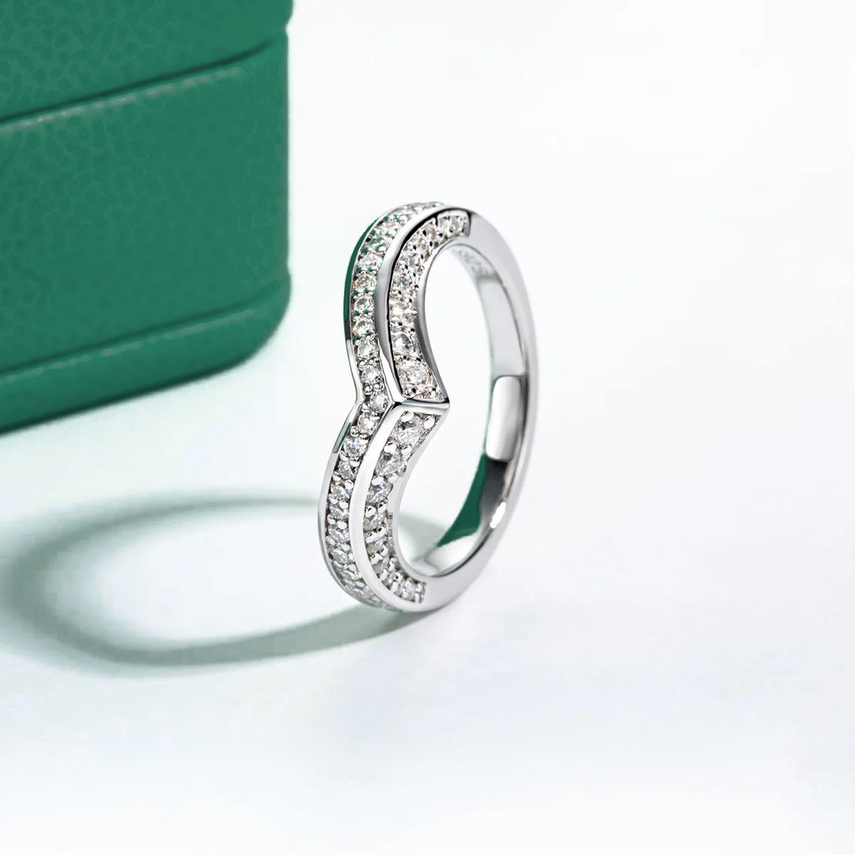 Meia Aliança V Design Moissanite 11 Meia Aliança