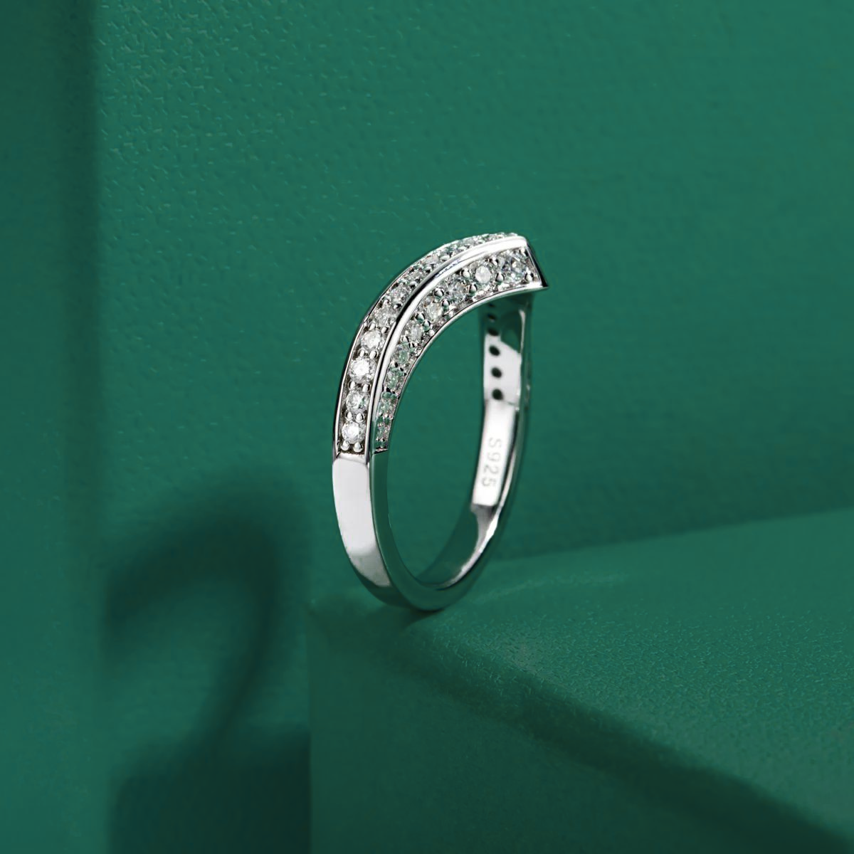 Meia Aliança V Design Moissanite Meia Aliança
