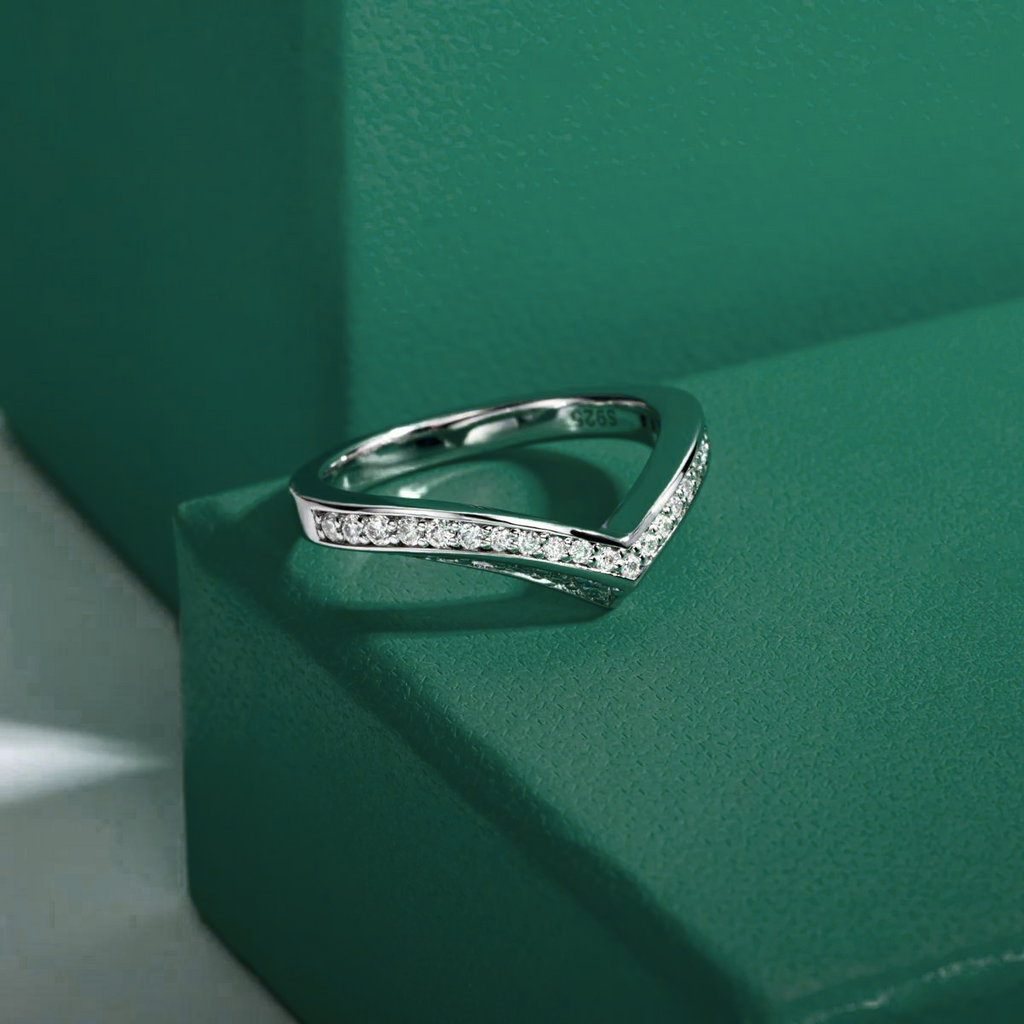 Meia Aliança V Design Moissanite Meia Aliança