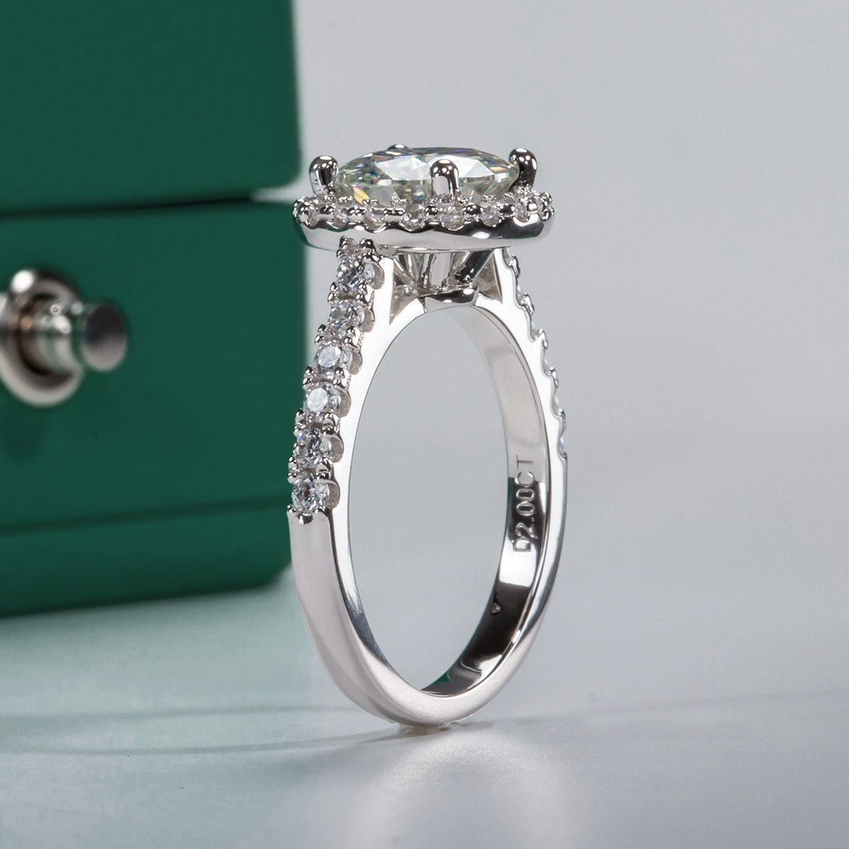 Anel Beatriz Halo Moissanite Anel Solitário