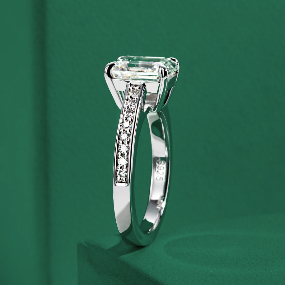 Anel Aura Esmeralda Moissanite Anel Solitário