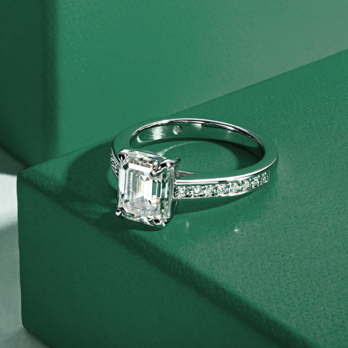 Anel Aura Esmeralda Moissanite Anel Solitário