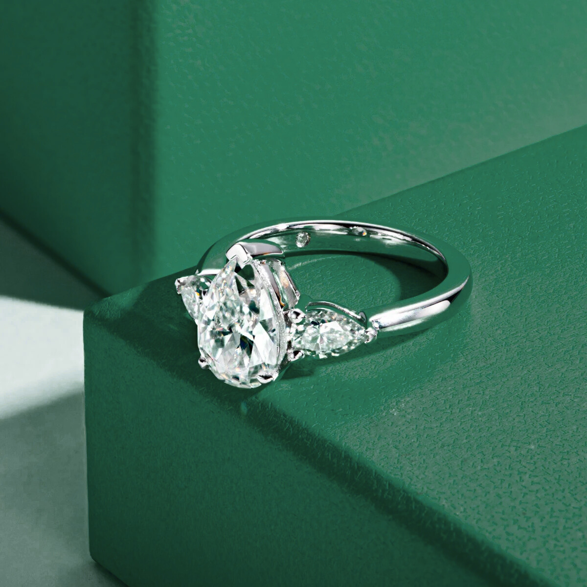 Anel Trilogy Pear Moissanite Anel Solitário