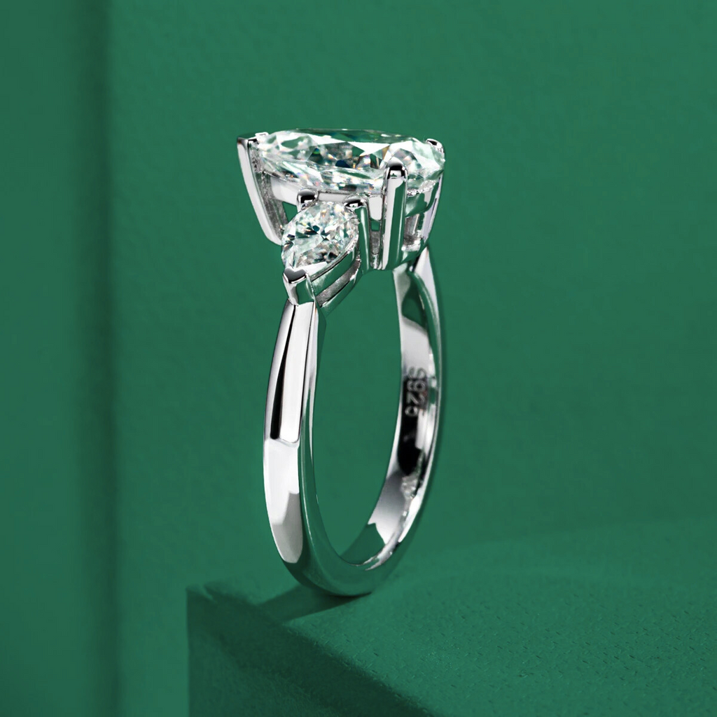 Anel Trilogy Pear Moissanite Anel Solitário