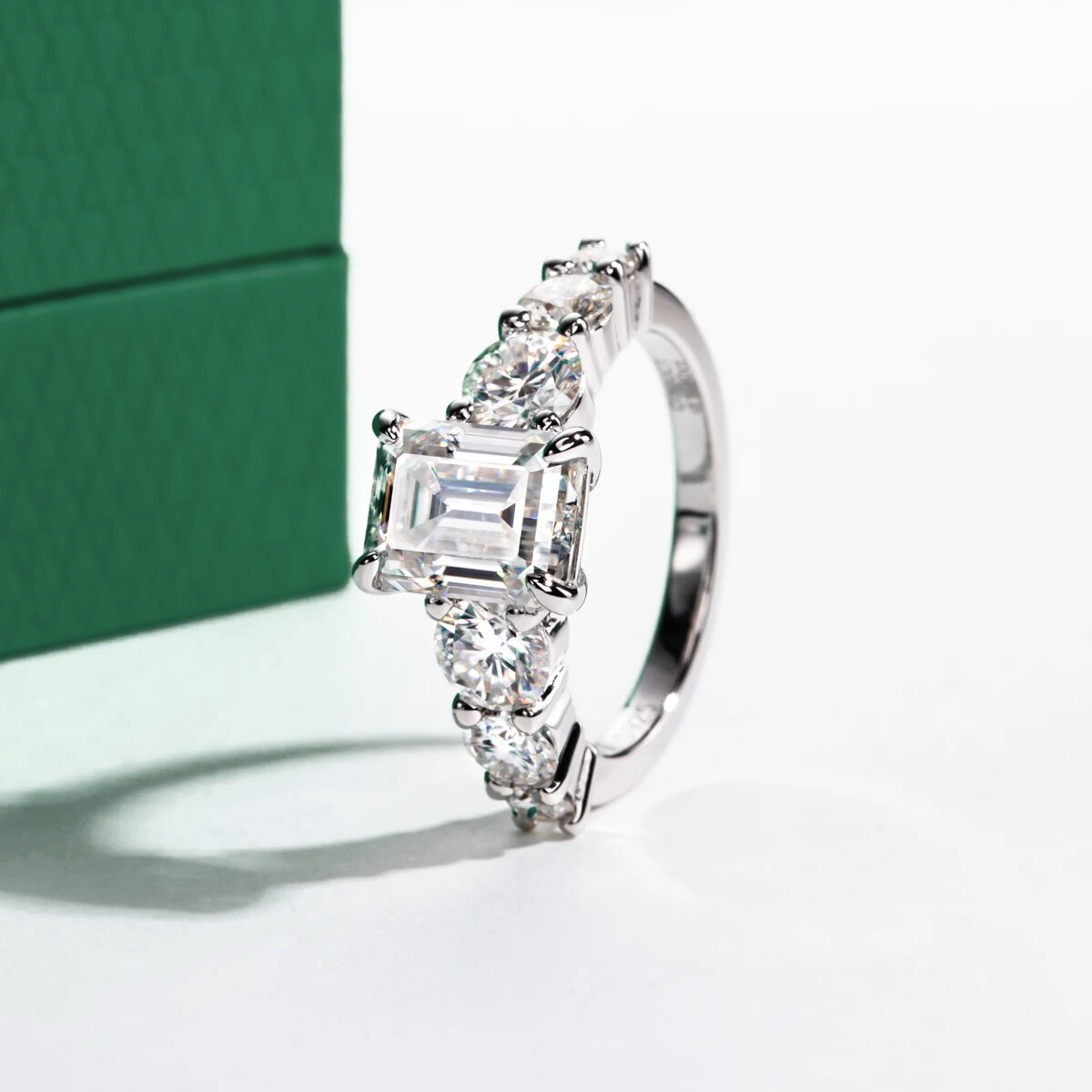Anel Amara Esmeralda Moissanite Anel Solitário