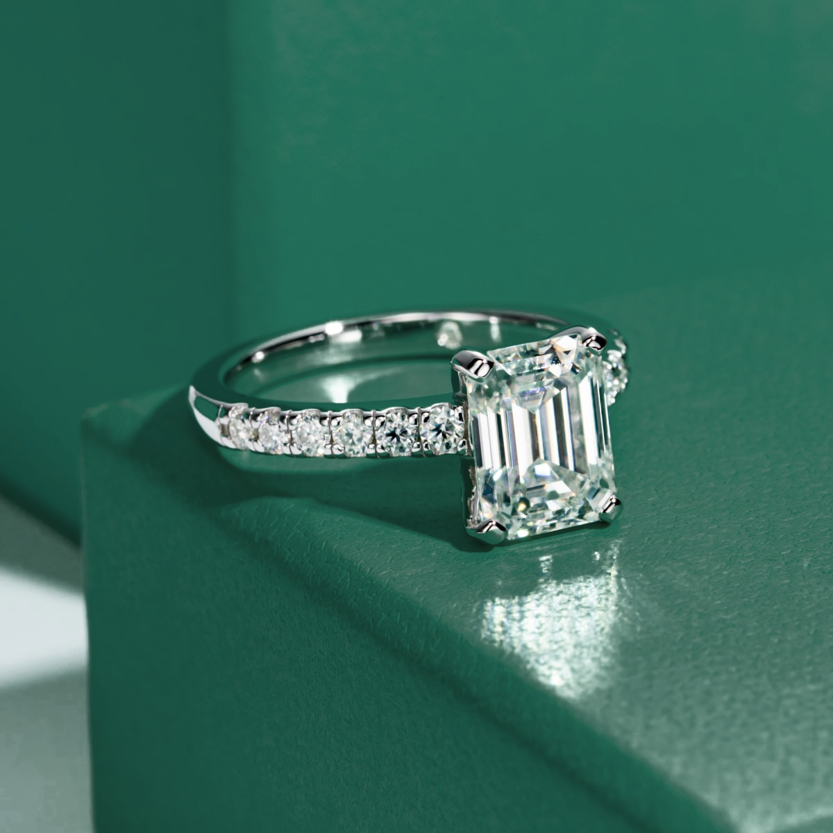 Anel Francis Esmeralda Moissanite Anel Solitário