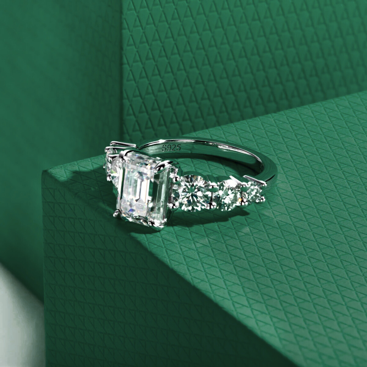 Anel Amara Esmeralda Moissanite Anel Solitário