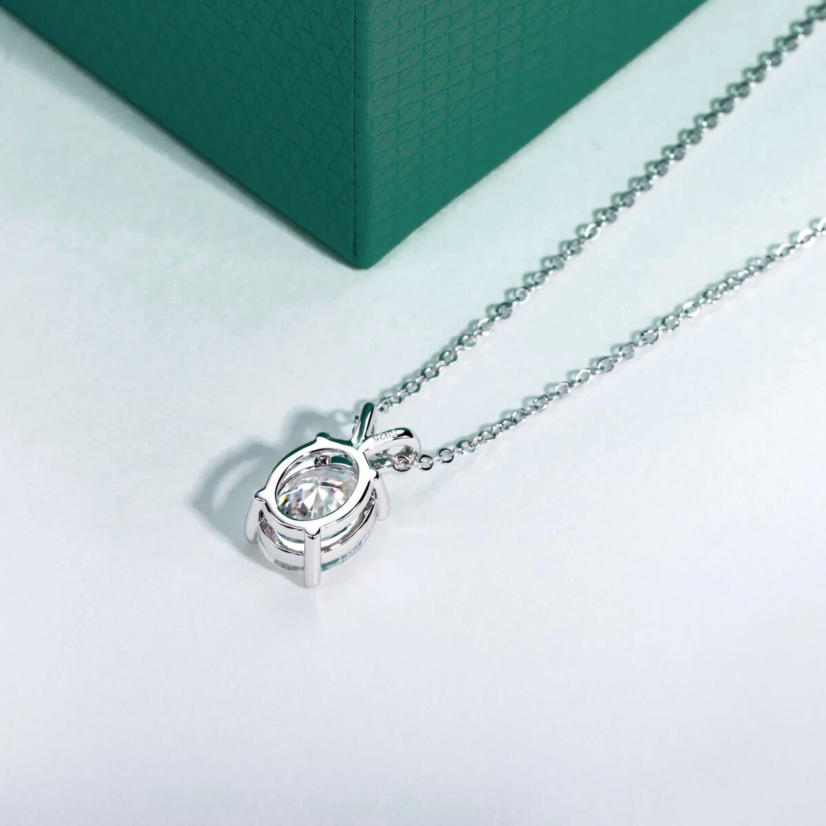 Colar Oval Moissanite
