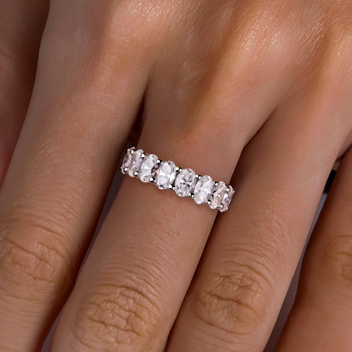 Meia Aliança Oval Moissanite