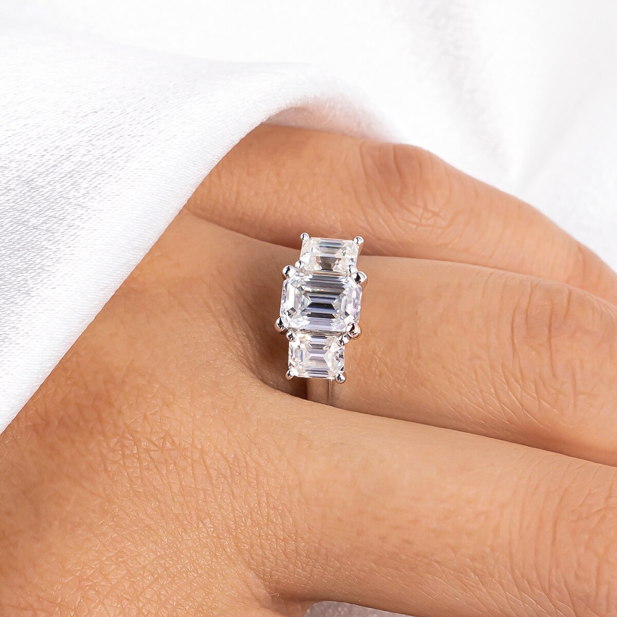 Anel Trilogy Esmeralda Slim Moissanite Anel Solitário