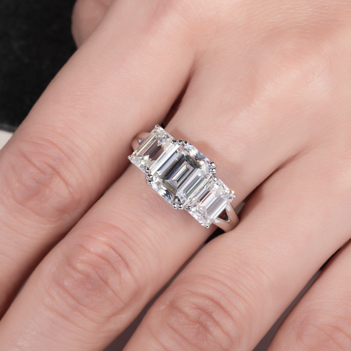 Anel Trilogy Esmeralda Moissanite Anel Solitário