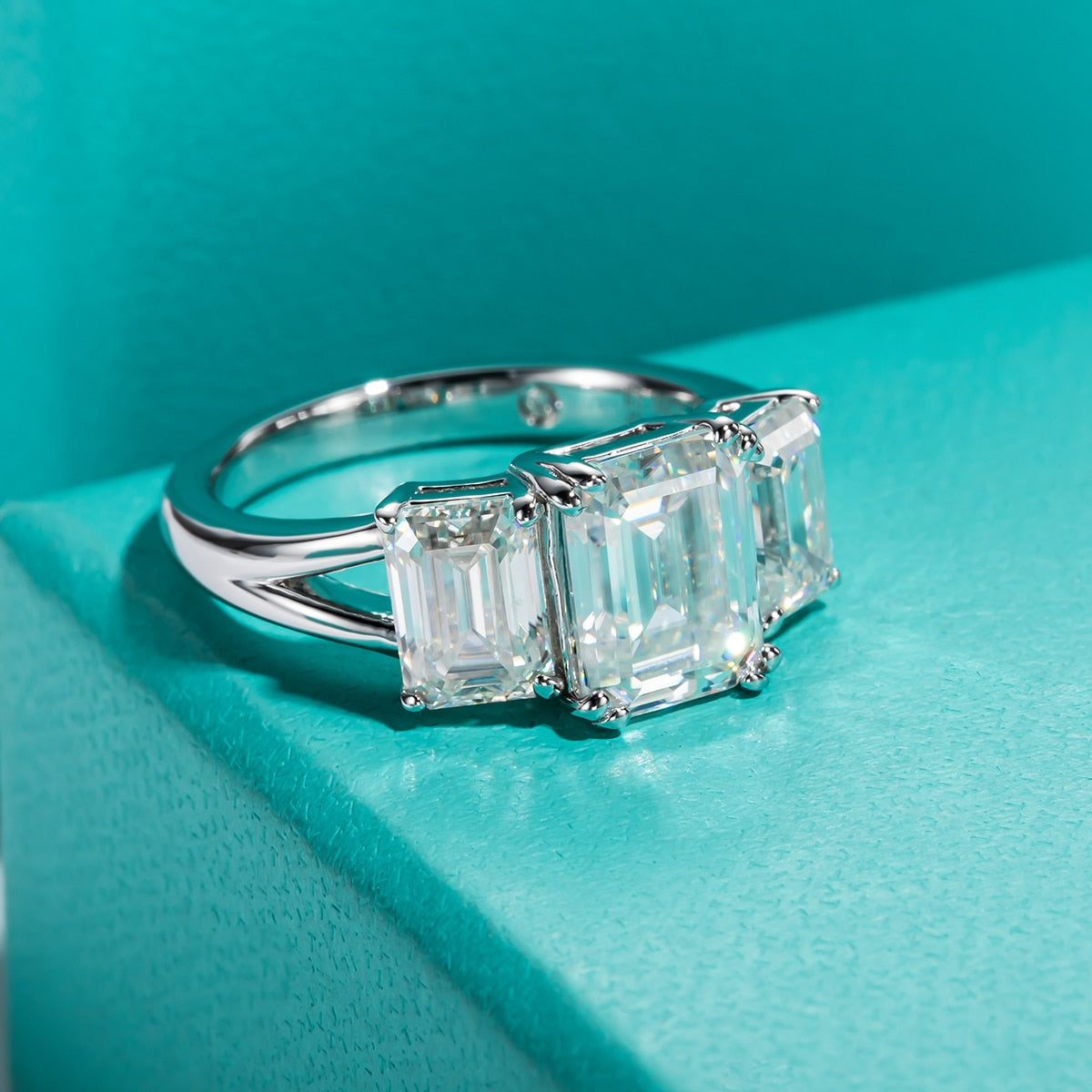 Anel Trilogy Esmeralda Moissanite