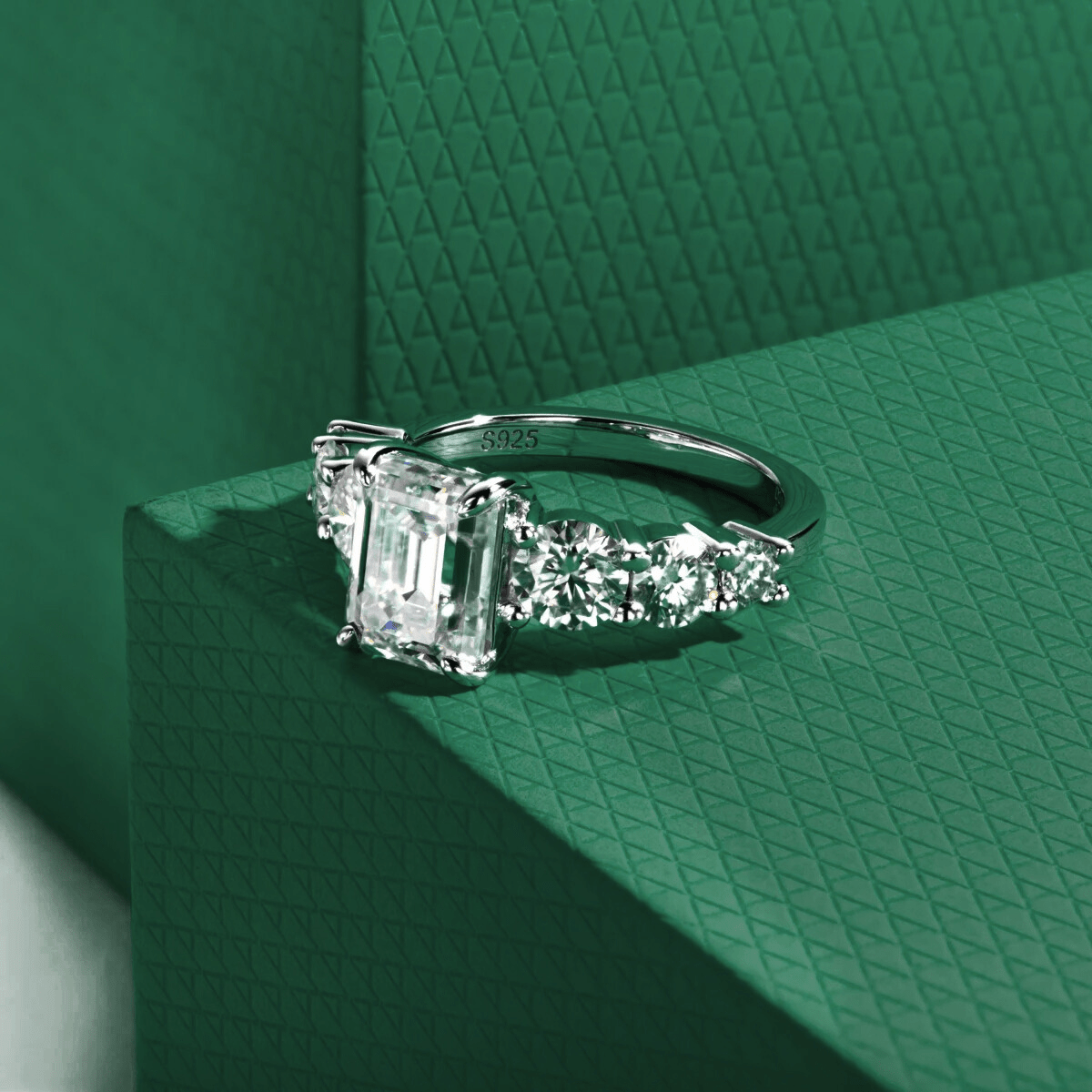 Anel Amara Esmeralda Moissanite Moissanite - Momi Jewel