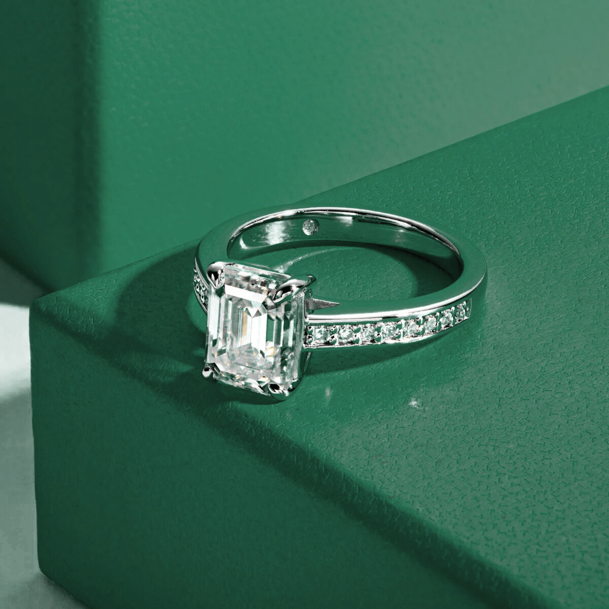 Anel Aura Esmeralda Moissanite Moissanite - Momi Jewel
