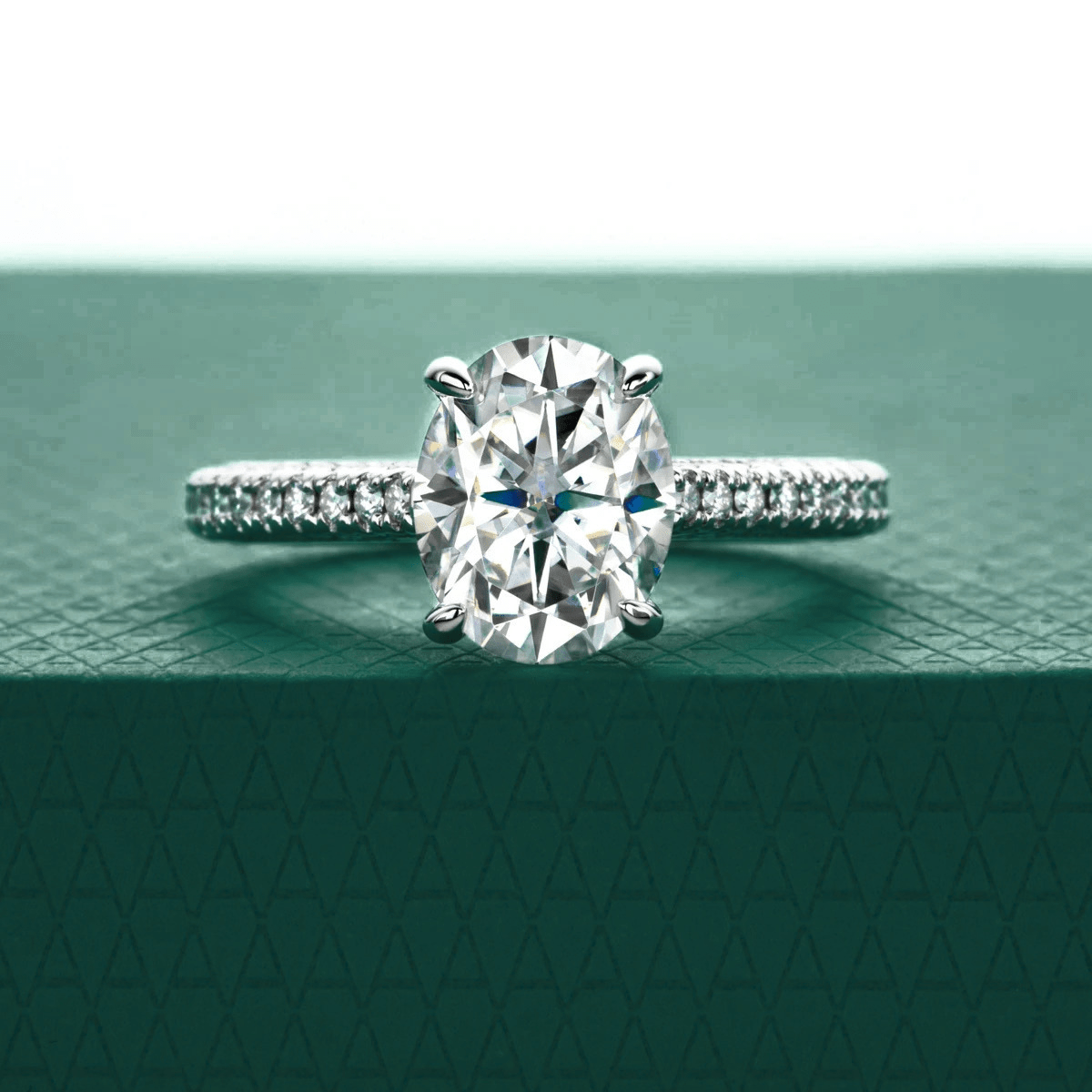 Anel Solitário Oval Pavé Moissanite Moissanite - Momi Jewel