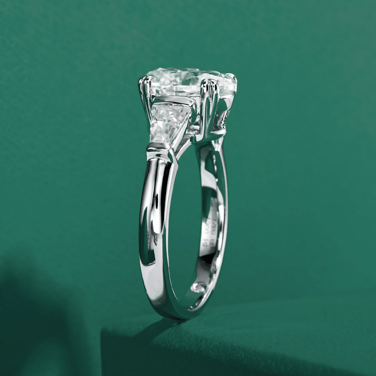 Anel Tríade Oval Moissanite Moissanite - Momi Jewel
