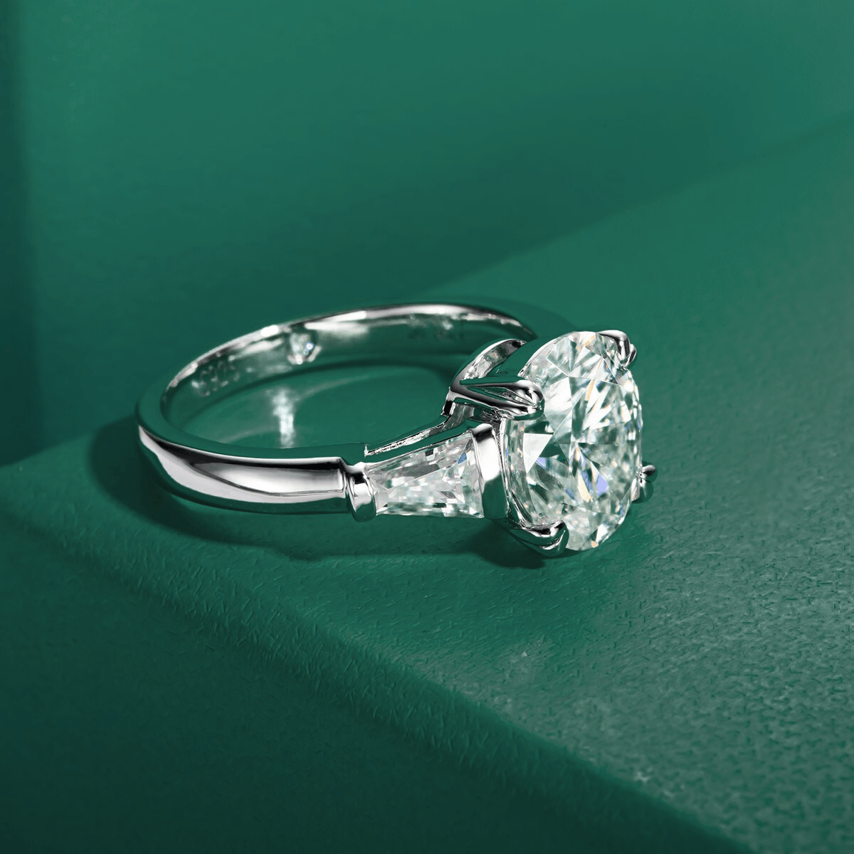 Anel Tríade Oval Moissanite Moissanite - Momi Jewel