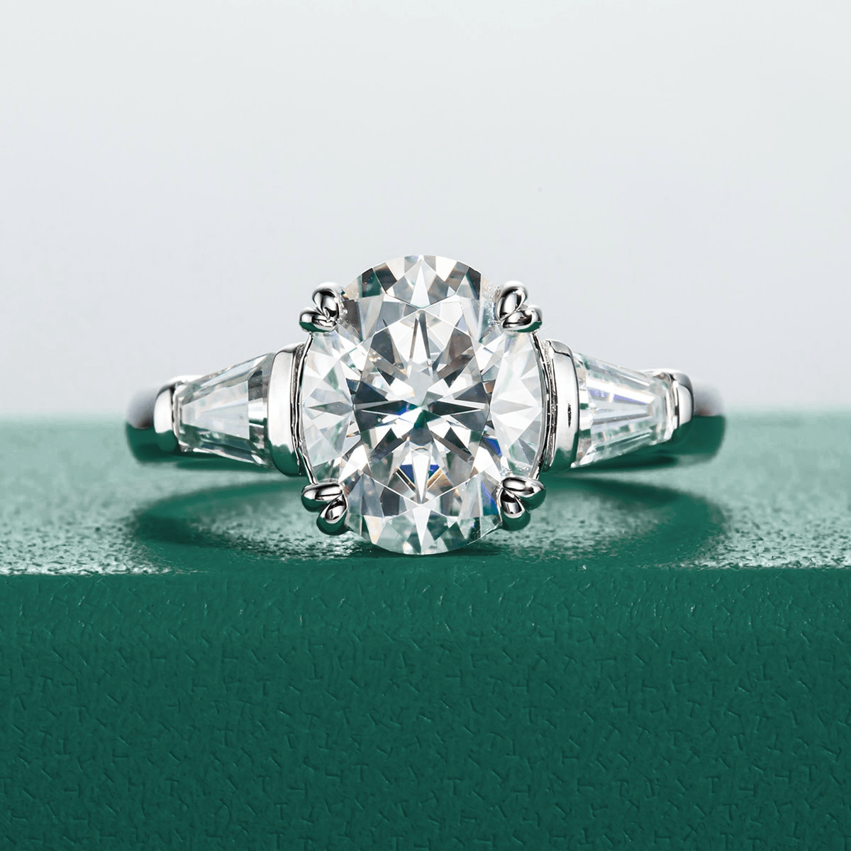 Anel Tríade Oval Moissanite Moissanite - Momi Jewel
