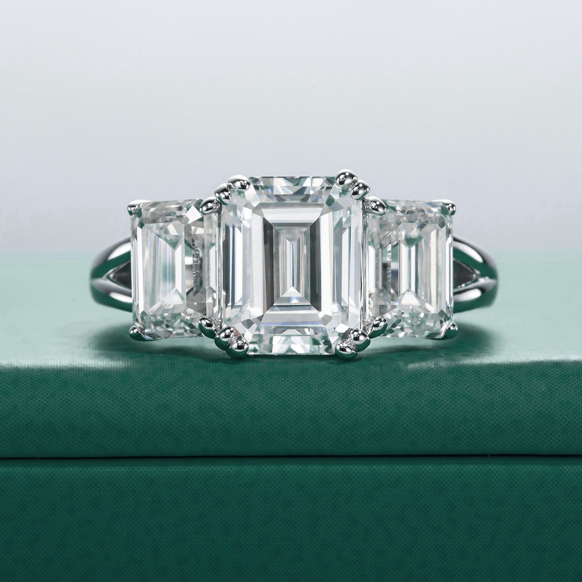 Anel Trilogy Esmeralda Moissanite Moissanite - Momi Jewel