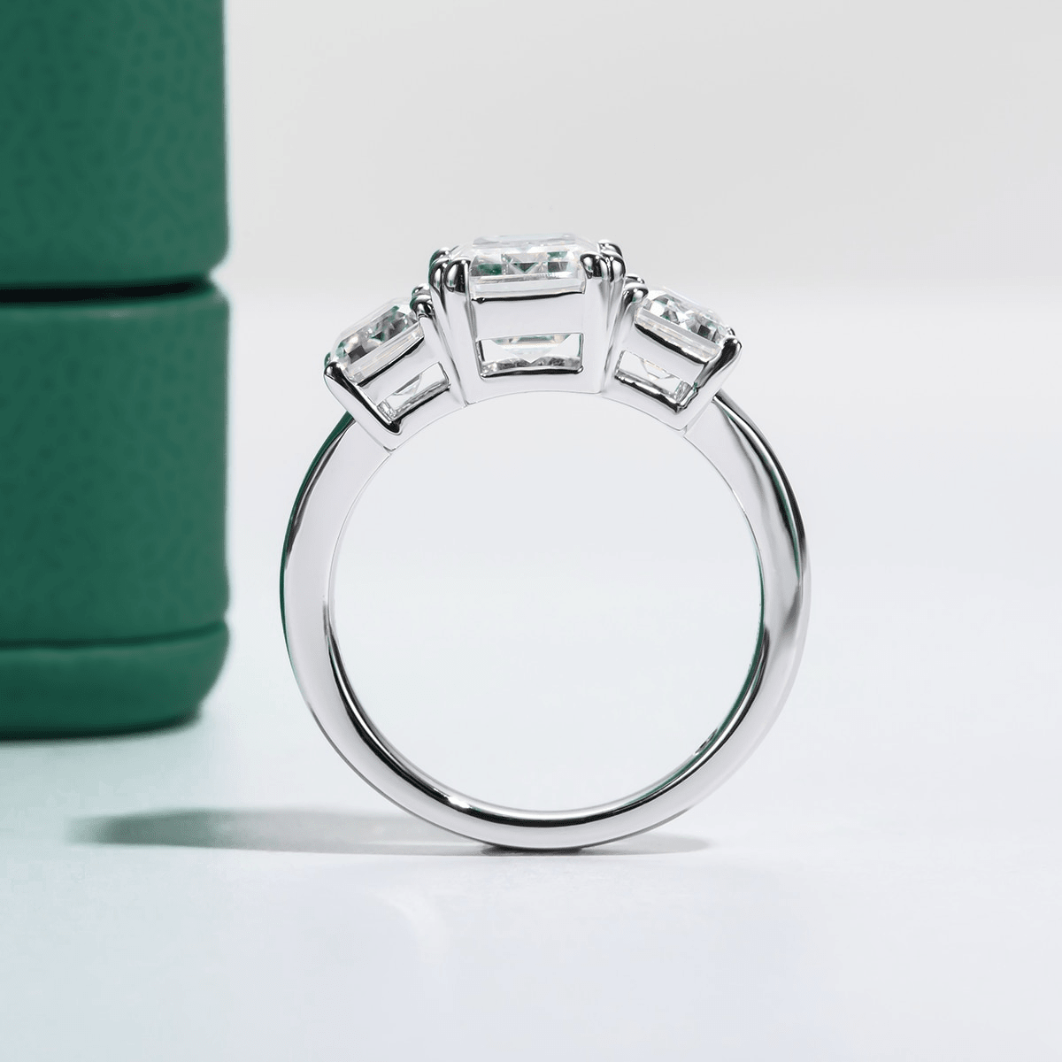 Anel Trilogy Esmeralda Moissanite Moissanite - Momi Jewel