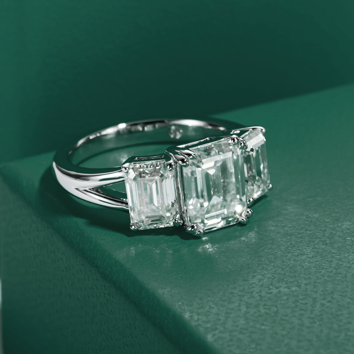 Anel Trilogy Esmeralda Moissanite Moissanite - Momi Jewel