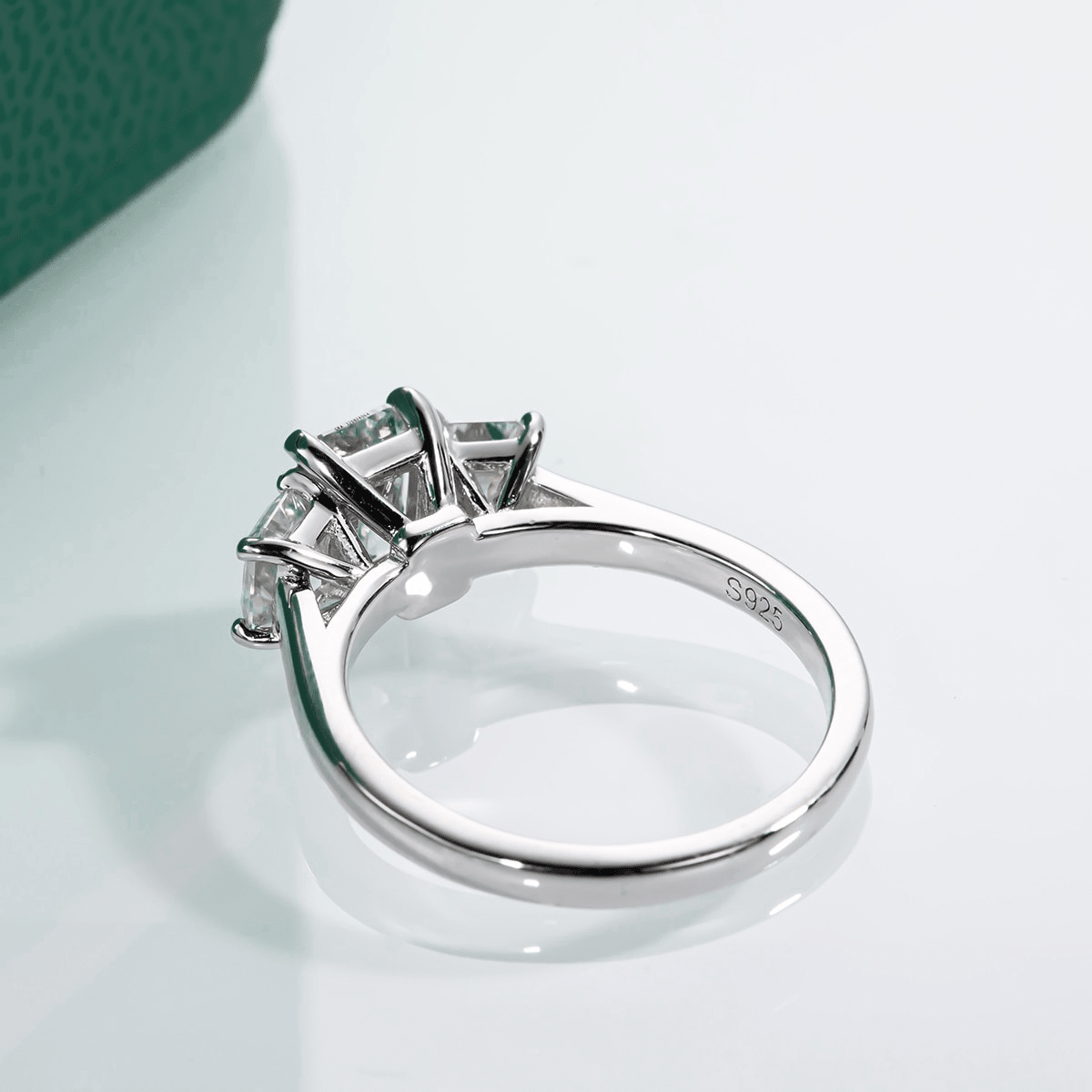 Anel Trilogy Esmeralda Slim Moissanite Moissanite - Momi Jewel