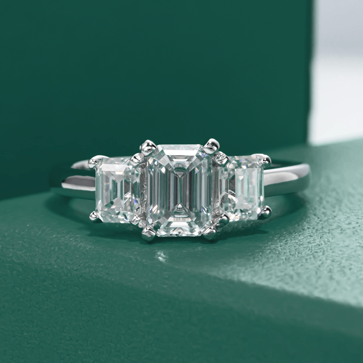 Anel Trilogy Esmeralda Slim Moissanite Moissanite - Momi Jewel